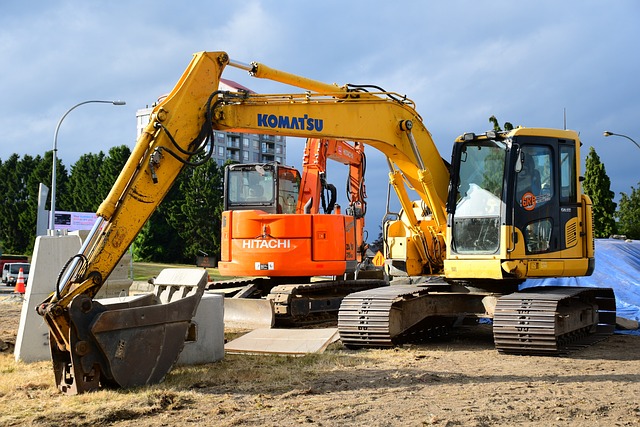 "Imagen de una máquina retroexcavadora operando en un sitio de construcción. La retroexcavadora, equipada con una cuchara y una pala, está realizando excavaciones y movimiento de tierra en el terreno para preparar la base de un nuevo edificio. Ideal para proyectos de infraestructura y obras de gran envergadura, esta máquina es esencial para tareas de excavación, nivelación y demolición."